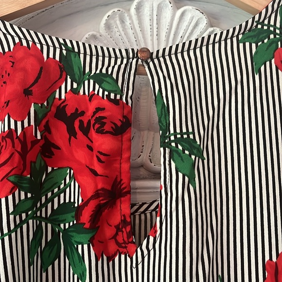 Indulge Black/White Rose Striped Blouse with Bell Sleeves and Key Hole Back 2X - Picture 4 of 11